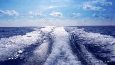 <strong>蓝色</strong>的海洋海与快速游艇船唤醒泡沫的道具洗